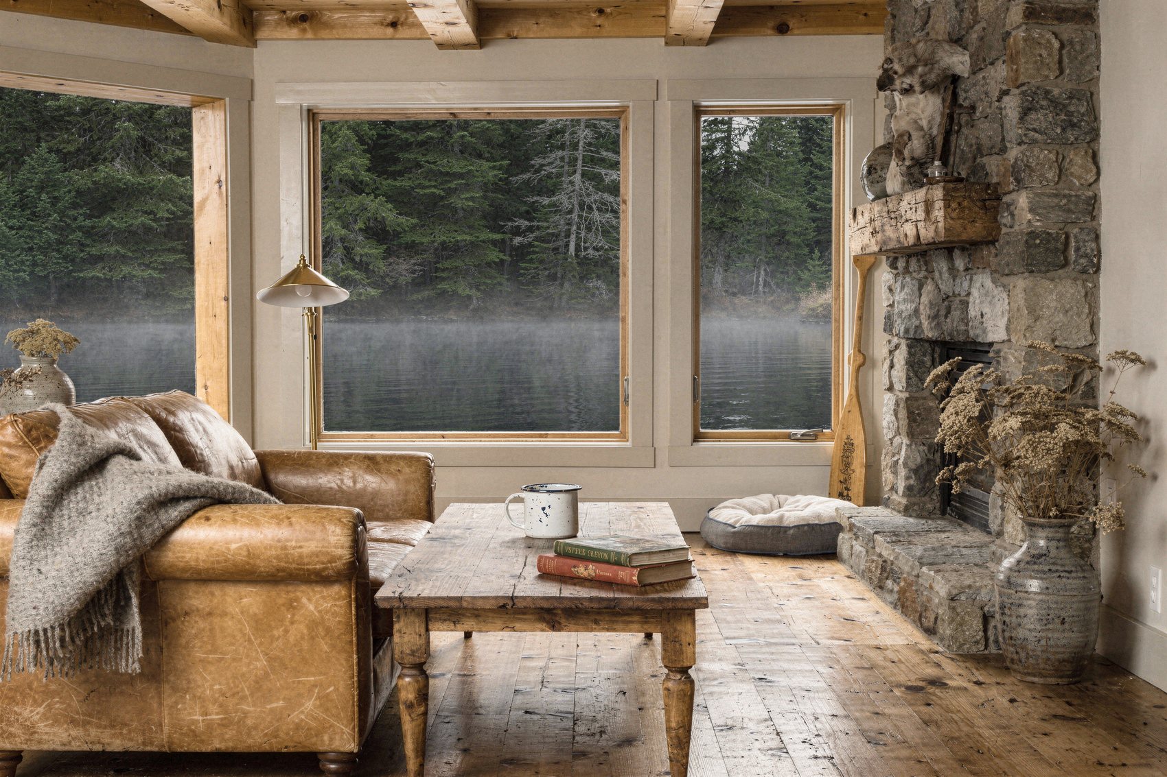 Lake House: Living Room